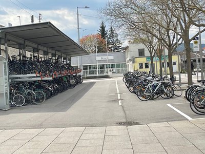 Parking za bicikle ispred željezničkog kolodvora u Badenu