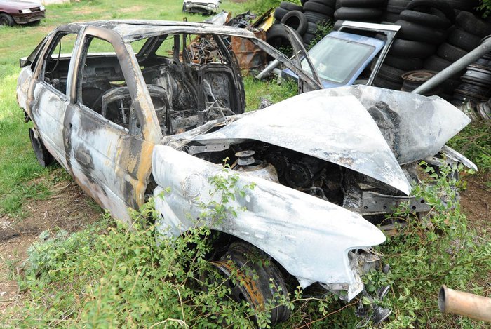 Napušteni automobili na zelenim površinama